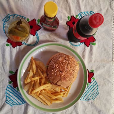 Hamburguesa Clásica + Refresco + Papas ¡GRATIS!