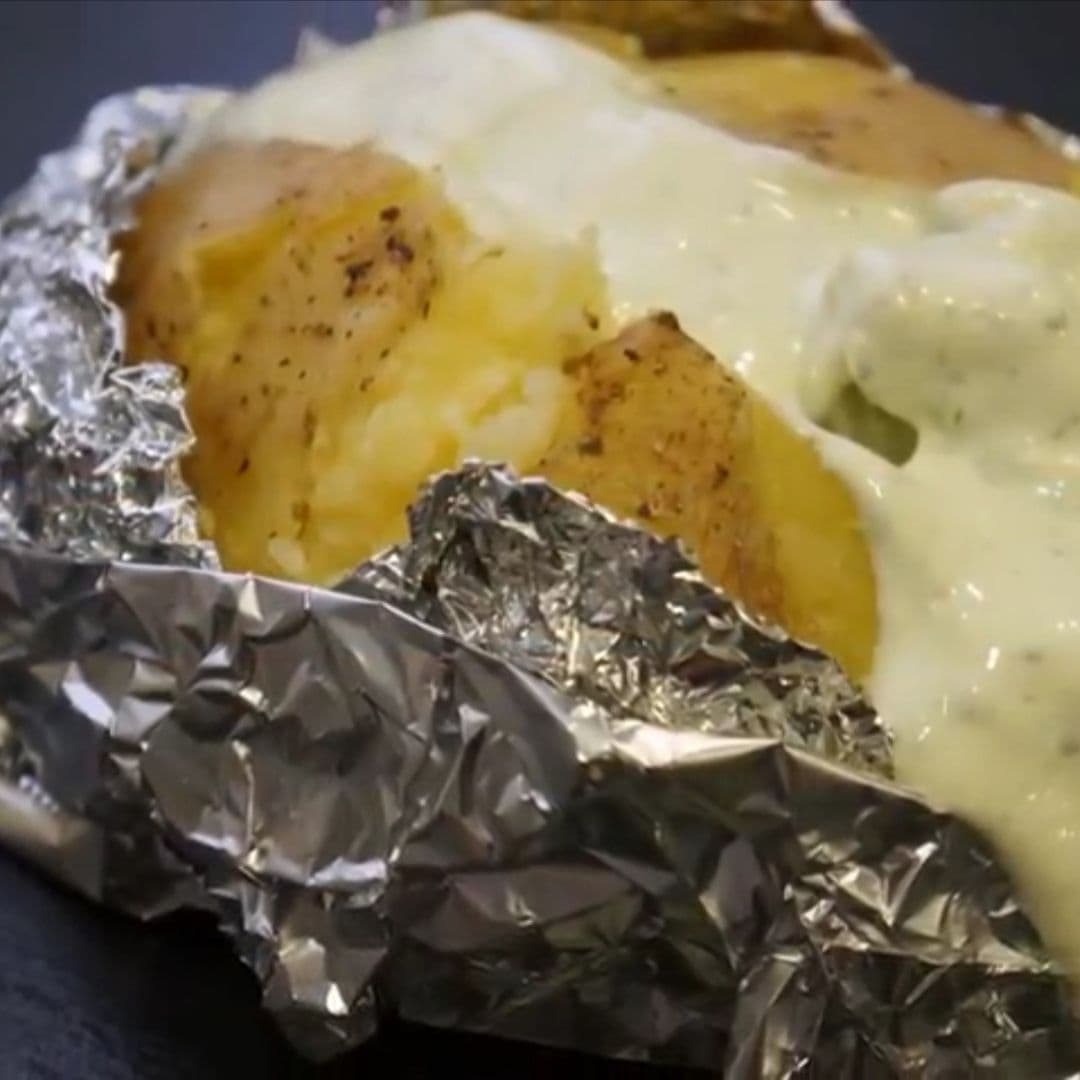 Papa asada con mantequilla y queso