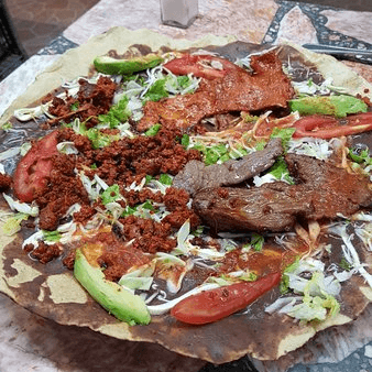 Tlayuda con Tasajo y Chorizo