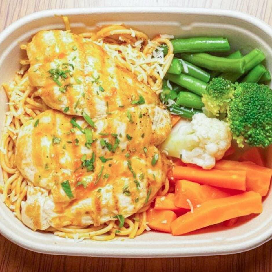 Tallarines Rojos con Pollo a la Plancha