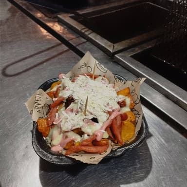 Porcion de Papas Criollas Manguera y Salsas