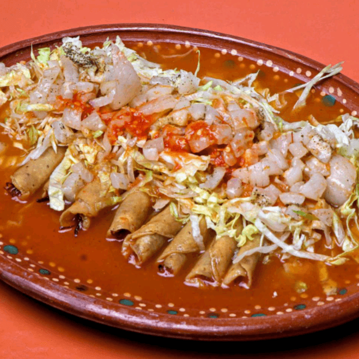 Tacos dorados de carne deshebrada
