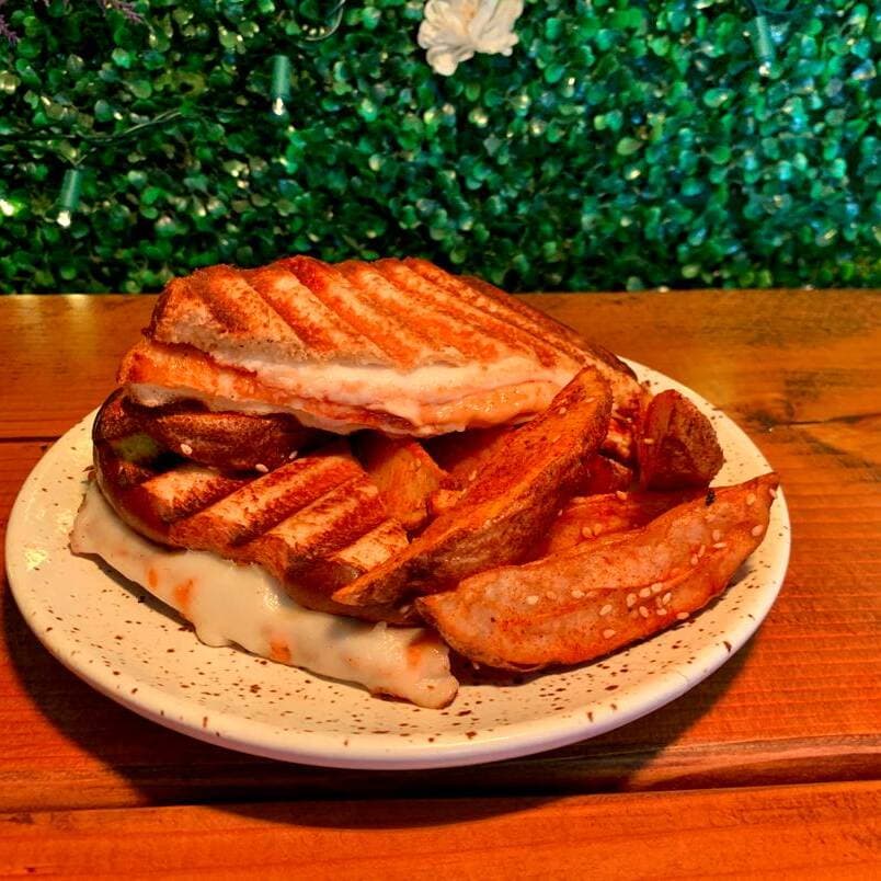 Grilled Cheese con Papas Fritas