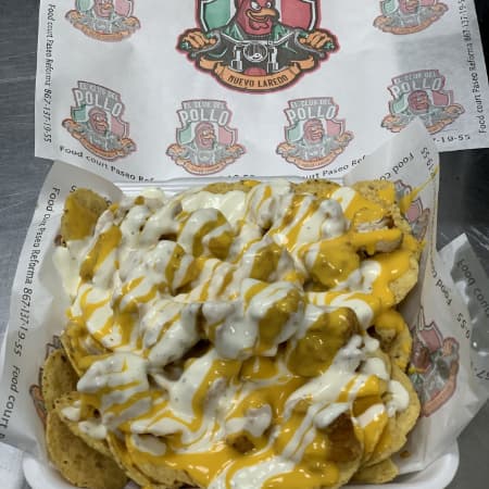 Nachos con boneless y queso