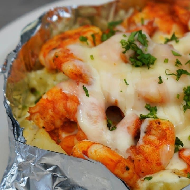 Papa al horno con camarones