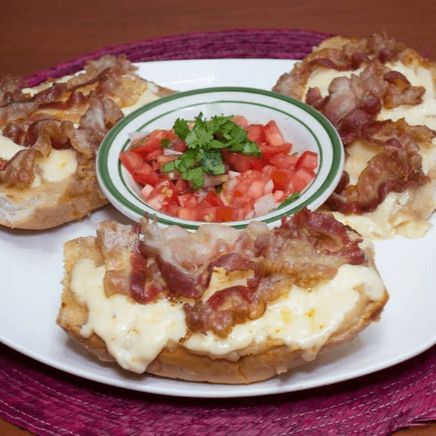 Molletes con Arrachera o Chilorio