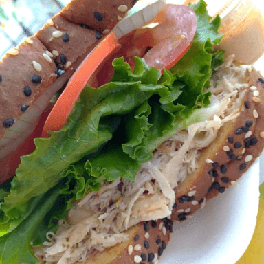 SANDWICH DE PECHUGA DE POLLO DESMENUZADA