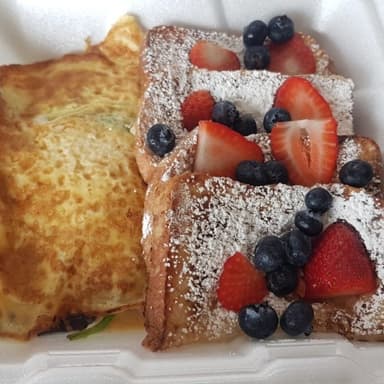 Omelette de jamón con pan francés