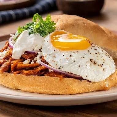 Torta de chilaquil con huevo