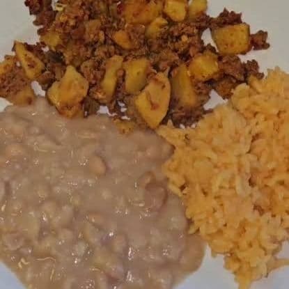 Papas con chorizo frijoles y arroz