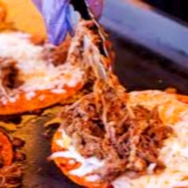 VOLTEADO CON QUESO DE BIRRIA DE RES