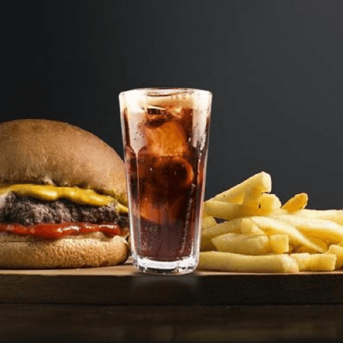 PARA DELEITAR: 1 BURGER C/Q + 1 PAPAS Y BEBIDA 600