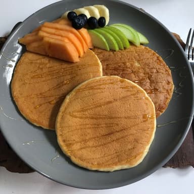 Hotcakes con fruta de temporada y café
