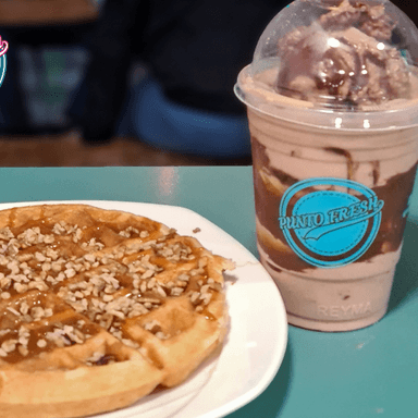 Waffle Cajeta con Nuez