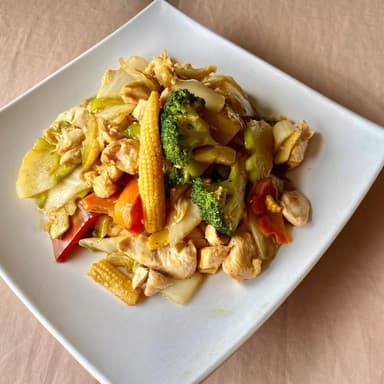 Pollo en Trocitos con Verduras en Salsa de Ostión
