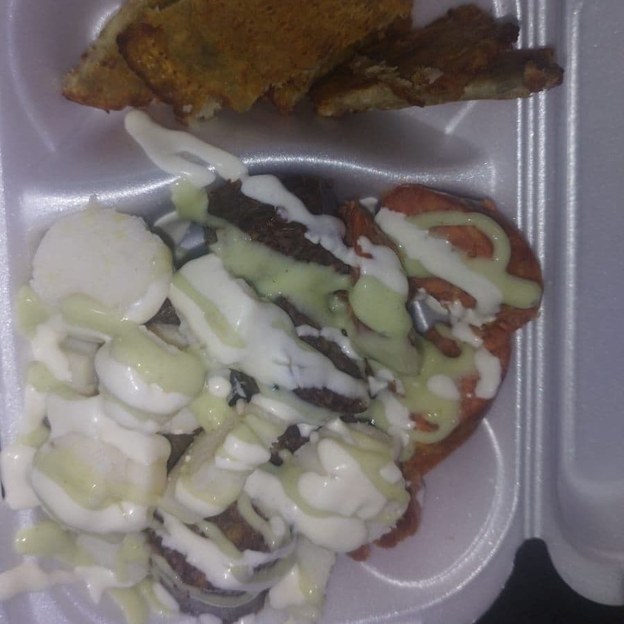 Patacón con salchichon
