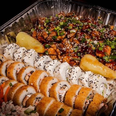 Charola grande con 3 rollos y teriyaki de pollo