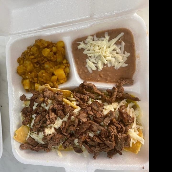 Chilaquiles verdes montados de bistec