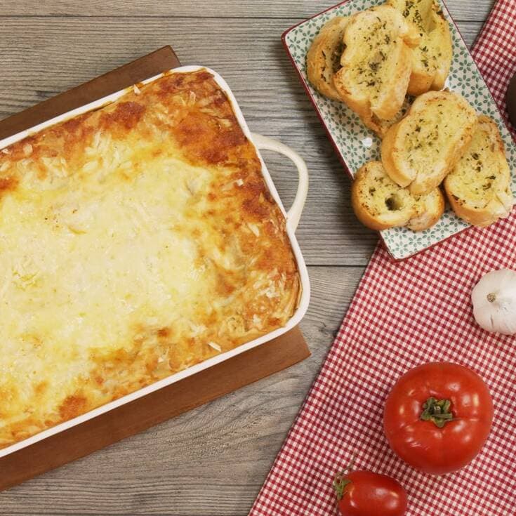 Lasagna y pan al ajo