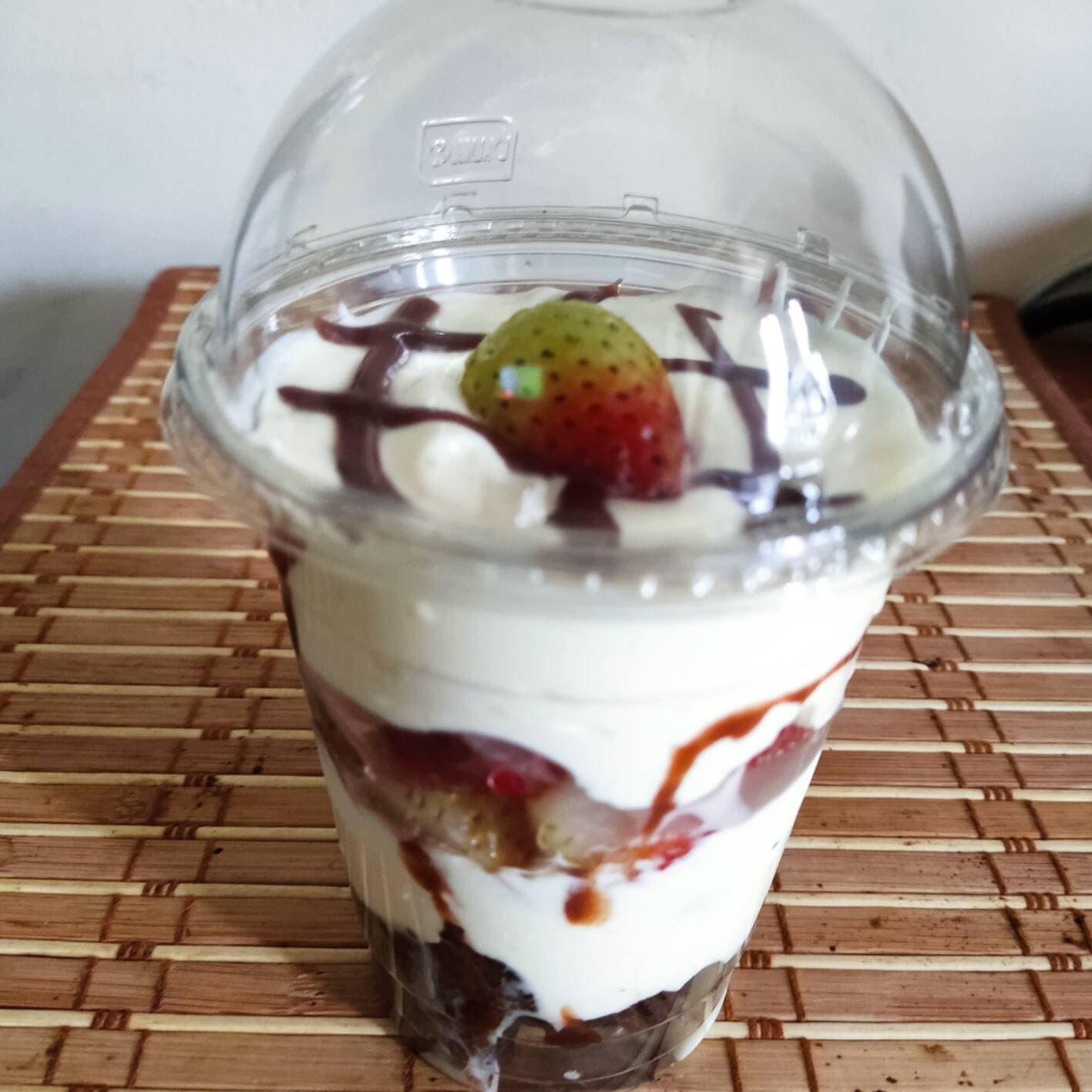 POSTRE DE CREMA BATIDA Y FRUTAS 12 oz