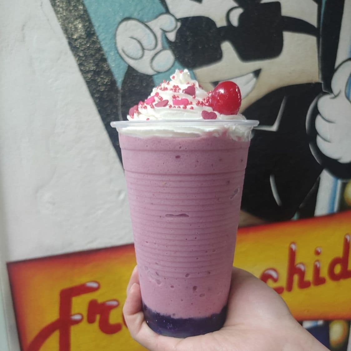 Frappé San Valentín (Cereza con Pétalos de Rosa)