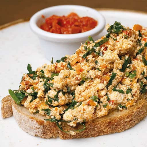 Tostada de tofu, espinaca y hogao