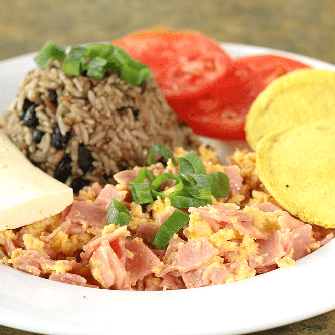 Gallo Pinto con huevos revueltos con Jamón/Natilla