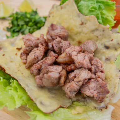 Taco de Arrachera con queso en hoja de lechuga