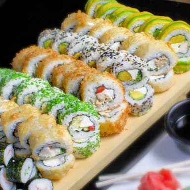 20 PIEZAS DE SUSHI A ELEGIR ENTRE 12 SABORES