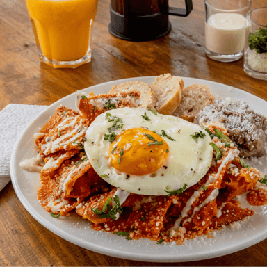 Chilaquiles Rojos con Huevo