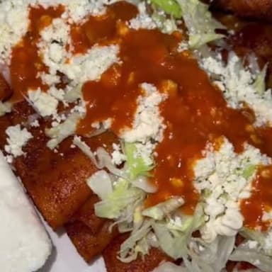 3 Enchiladas Rojas de pollo