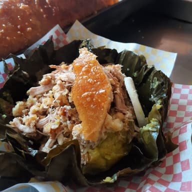 Combo Tamal con Lechona Volteado + Bebida