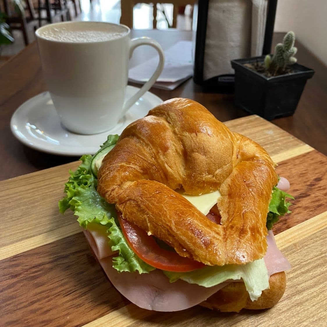 Croissant + Agua del día