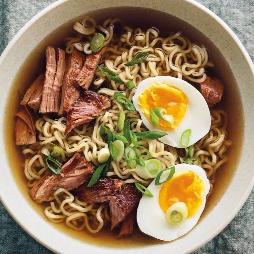 Ramen con Carne de Cerdo + Agua Tamarindo 500 ml