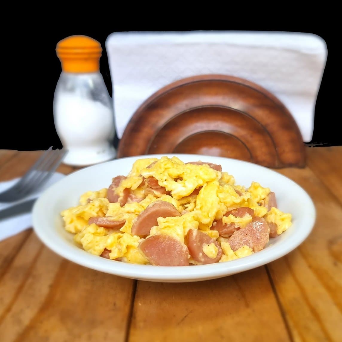 HUEVO CON SALCHICHA