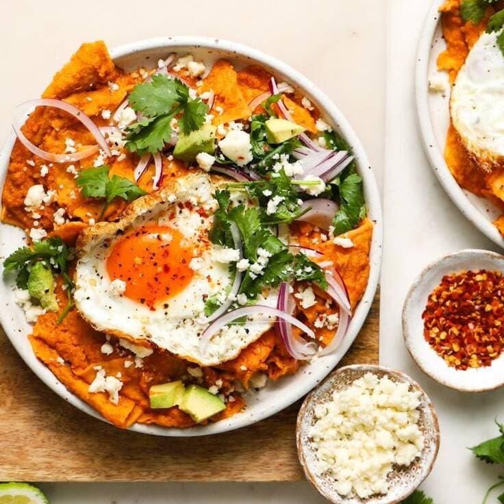 Chilaquiles de salsa de tomate con tasajo/huevo