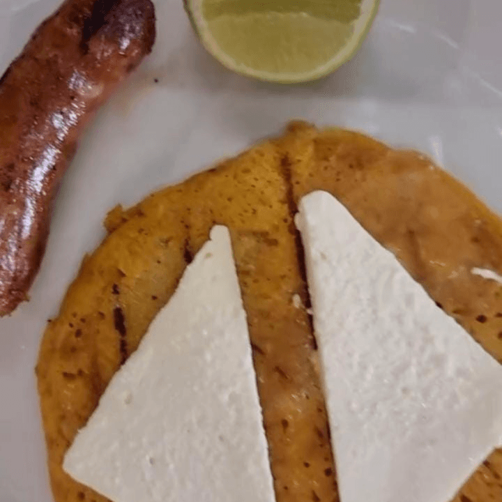 Arepa de Chocolo con Chorizo