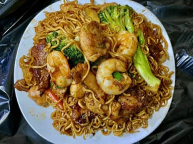 Fideo Chino Con Res, Pollo y Camaron