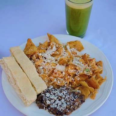 Combo Chilaquiles Rojos + Agua de Naranja