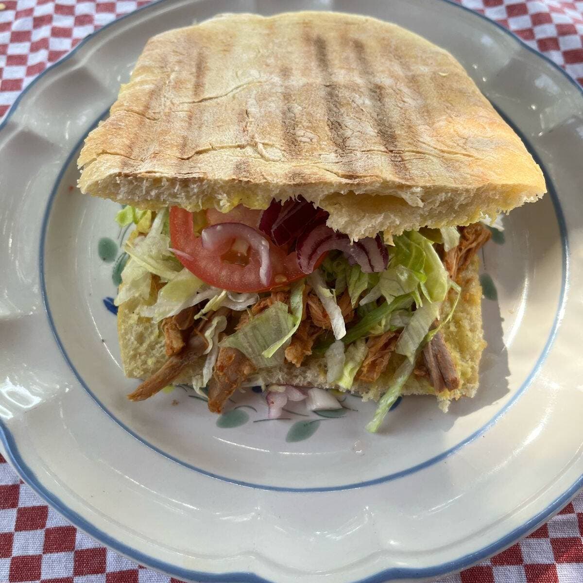 Torta Adobada y Bebida