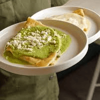 Crepa de Quesos en Salsa de Chile Poblano