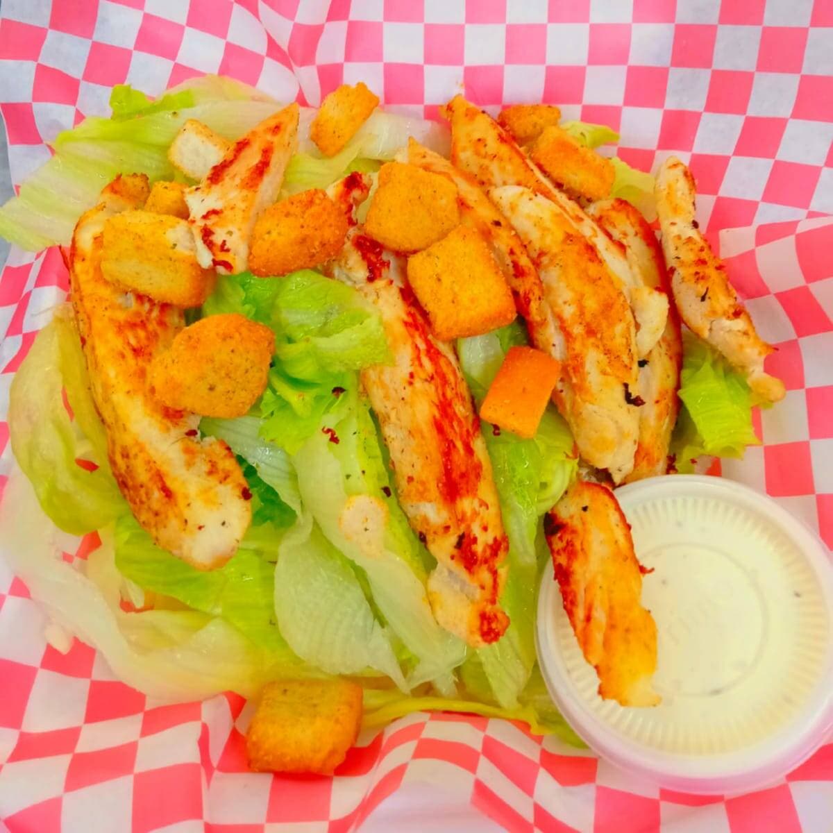 Ensalada de Pollo Bañada en Salsa