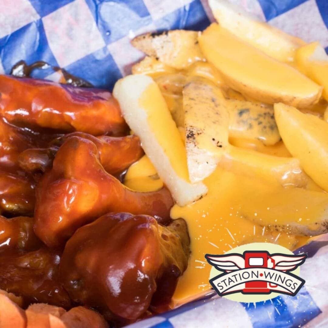 PAPAS FRITAS CON QUESO Y TOCINO GRATINADO