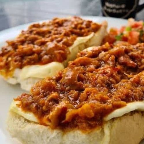 Molletes de chicharrón prensado