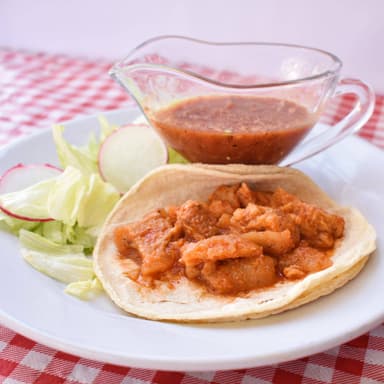 Taco Chicharron en Salsa Roja.