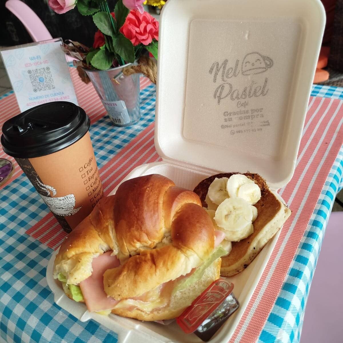 COMBO CROISSANT-HOT CAKE + AGUA DE JAMAICA
