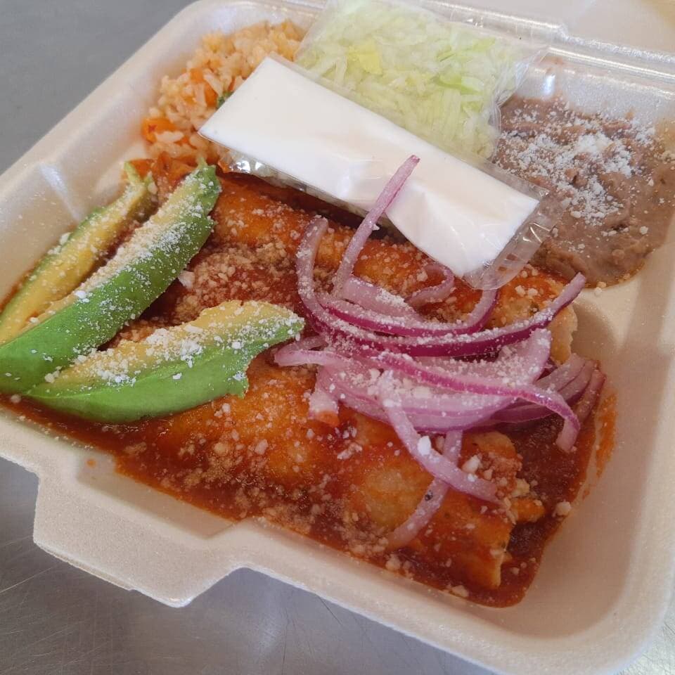 Enchiladas Rojas de pollo (3)