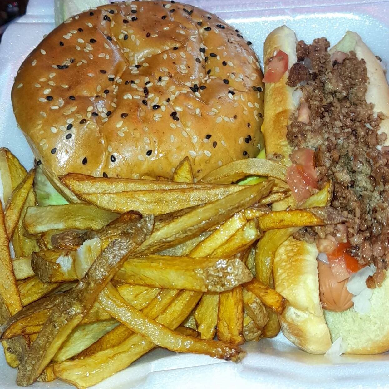 Hamburguesa Clasica Con Papas Y Un Hot Dog