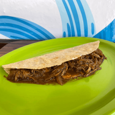 QUESADILLA DE POLLO CON MOLE