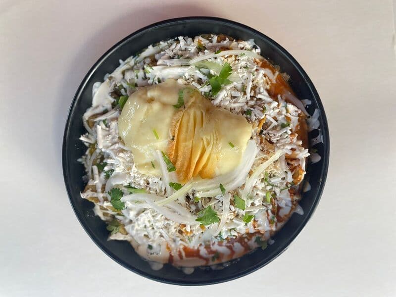 CHILACOS con queso gratinado